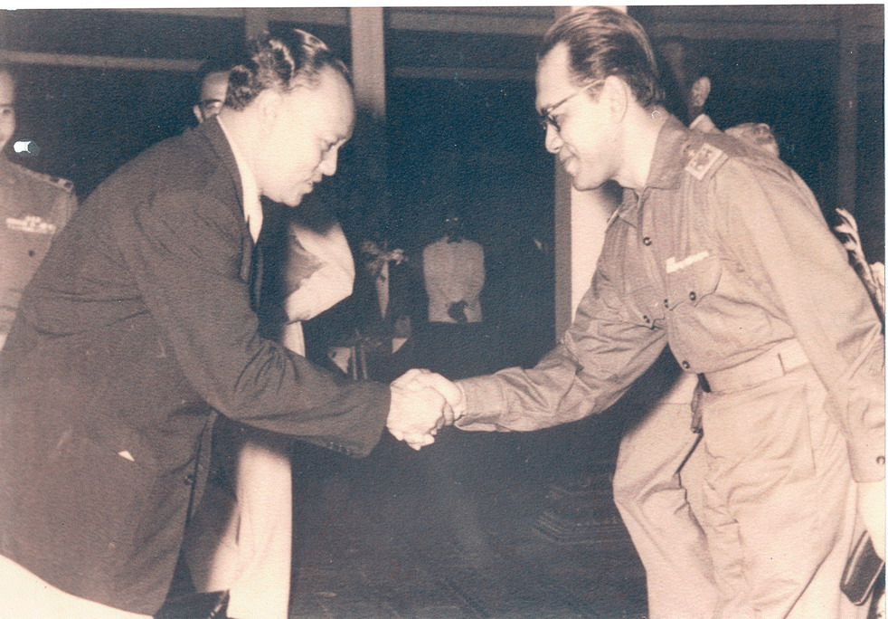 Sri Sultan Hamengku Buwono IX dan Sri Paduka Paku Alam VIII sedang berjabat tangan dalam suatu acara di Bangsal Kepatihan Danurejan Yogyakarta.